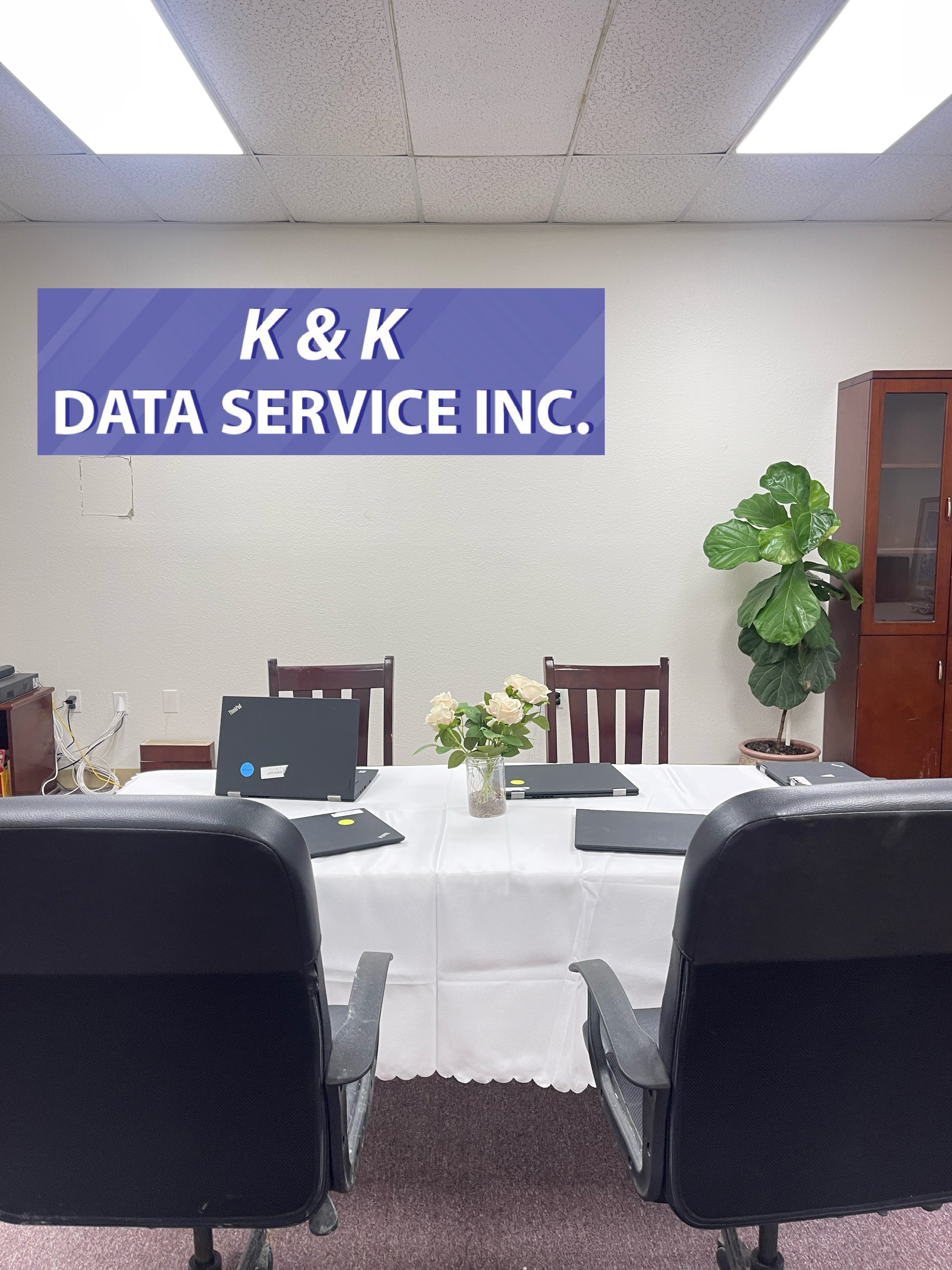 Executive office environment supporting project governance and partner meetings